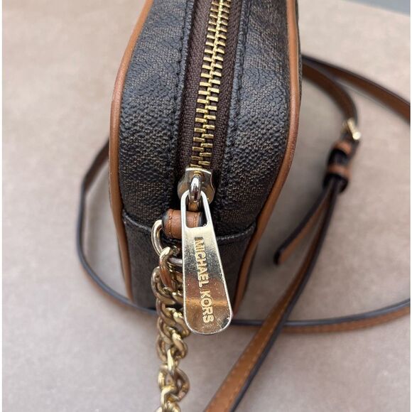 Authentic Michael Kors crossbody bag, adjustable strap, logo,top zipper, 8.5x5x2 - Picture 5 of 6